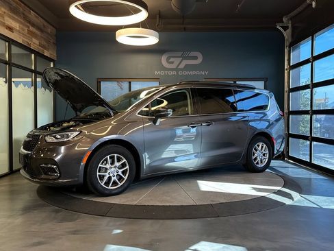 Used 2022 Chrysler Pacifica Touring-L FWD image 24