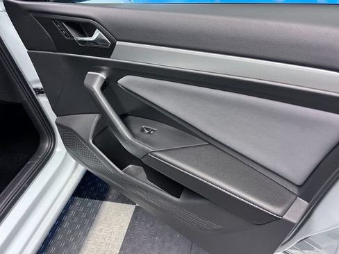 Certified 2025 Volkswagen Jetta SE FWD image 11