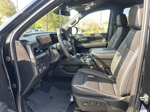 Used 2025 Chevrolet Suburban Premier image 16