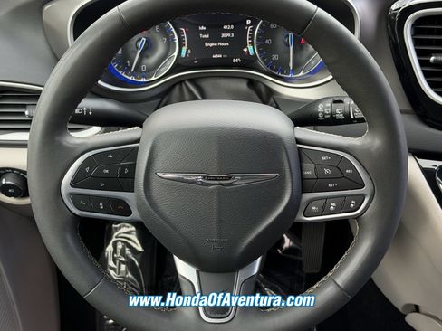Used 2023 Chrysler Pacifica Touring-L FWD image 18