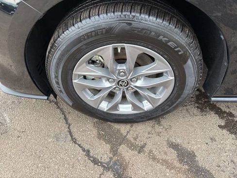 Used 2025 Toyota Sienna LE image 40