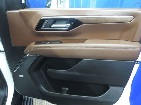 Used 2025 Chevrolet Tahoe High Country image 40