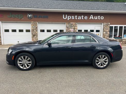 Used 2019 Chrysler 300 Touring L w/ Quick Order Package 22F AWD/4WD image 8