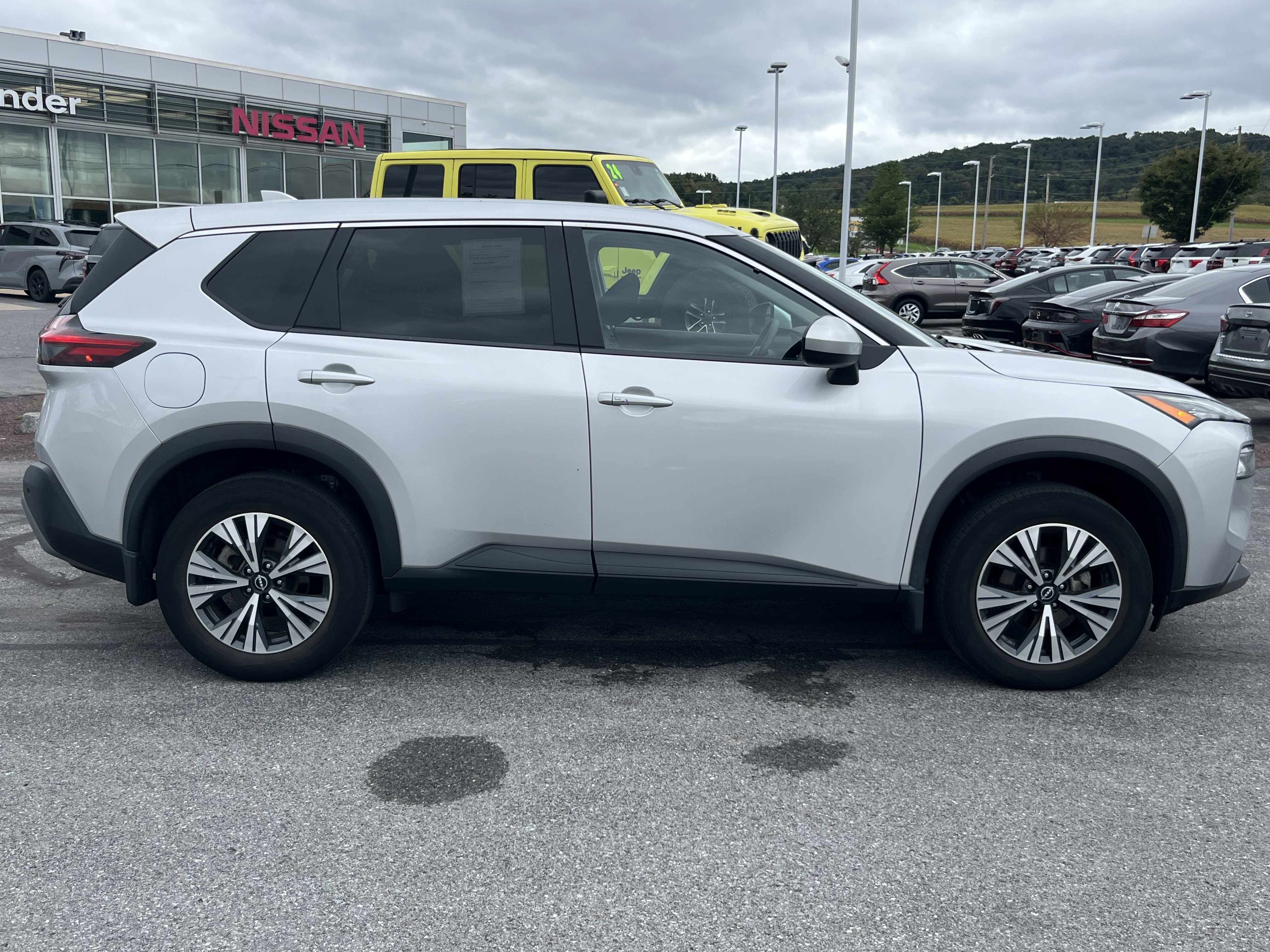Used 2023 Nissan Rogue SV AWD/4WD image 2