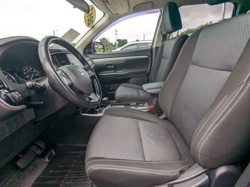 Used 2017 Mitsubishi Outlander SE AWD/4WD image 9