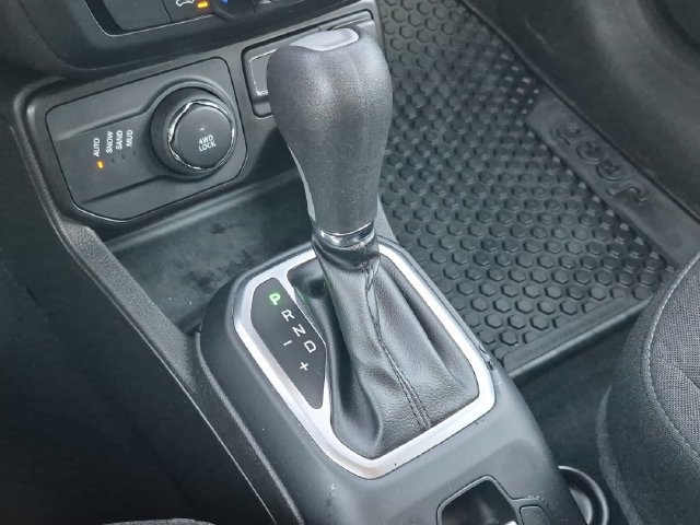 Used 2023 Jeep Renegade Latitude AWD/4WD image 12