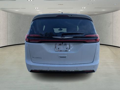 New 2026 Chrysler Pacifica Select image 5