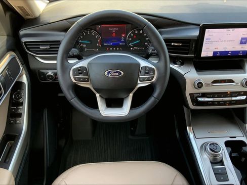 Used 2021 Ford Explorer XLT w/ Equipment Group 202A image 5