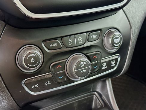 Used 2019 Jeep Cherokee Latitude Plus w/ Comfort/Convenience Group image 15