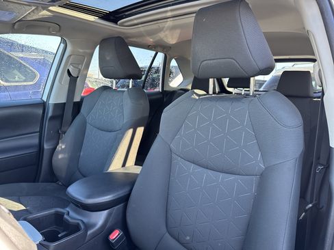 Used 2022 Toyota RAV4 XLE w/ Convenience Package image 9