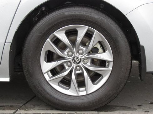 Used 2024 Toyota Sienna LE AWD/4WD image 37