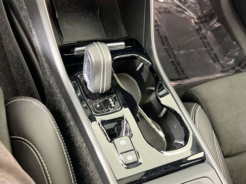 Used 2022 Volvo XC40 T5 R-Design w/ Advanced Package image 16