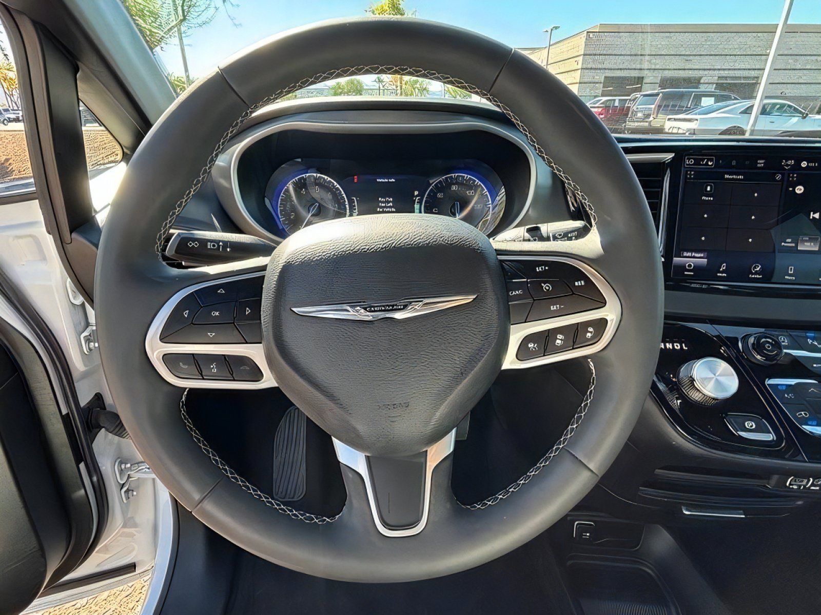 Used 2025 Chrysler Pacifica Select FWD image 12