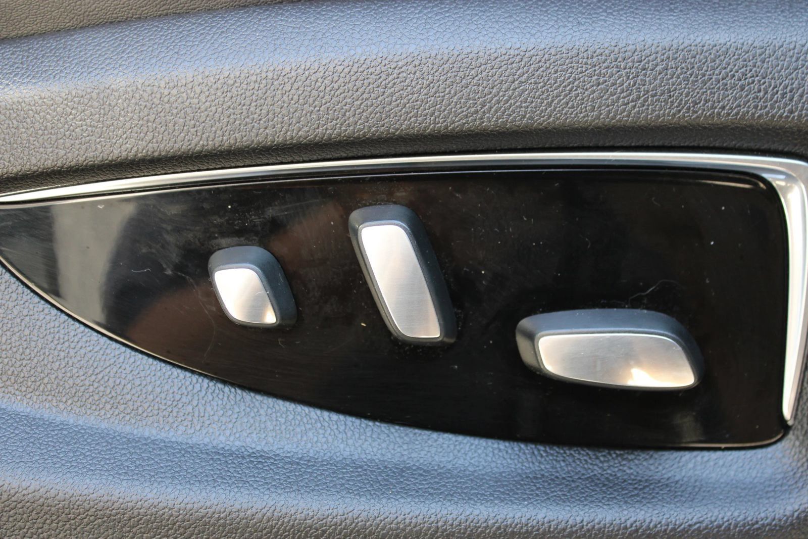 Used 2018 Cadillac Escalade ESV Luxury AWD/4WD image 19