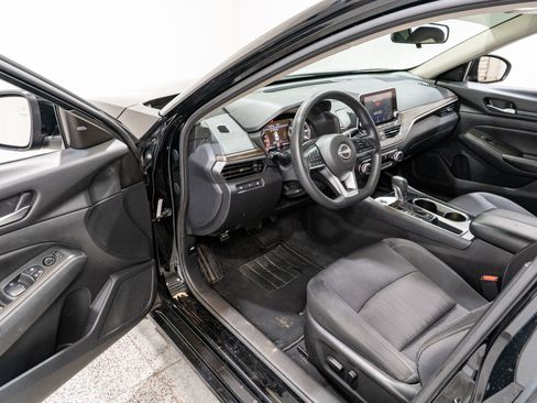 Used 2024 Nissan Altima 2.5 SV FWD image 12