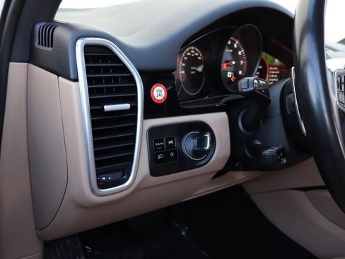 Used 2019 Porsche Cayenne image 40