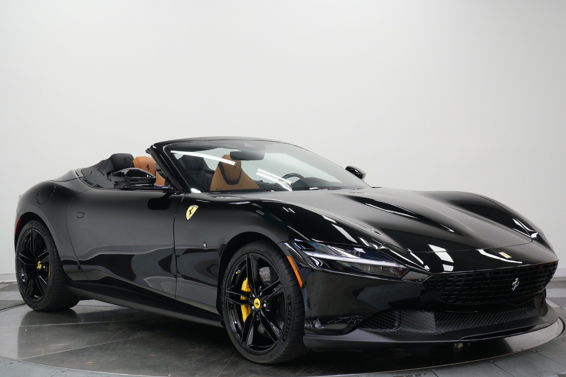 Used 2025 Ferrari Roma Spider RWD image 3