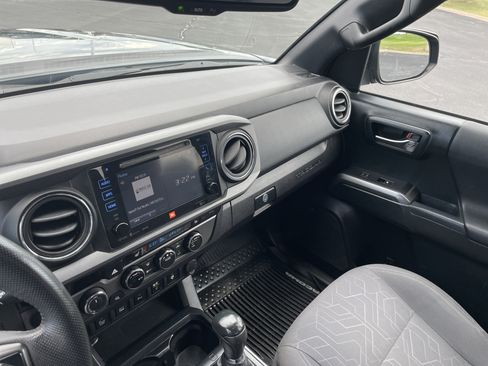 Used 2016 Toyota Tacoma TRD Off-Road AWD/4WD image 16