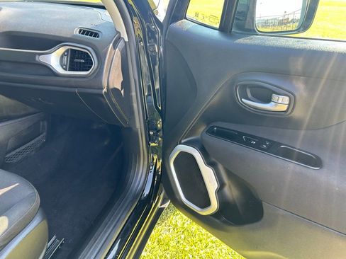 Used 2019 Jeep Renegade Latitude w/ Cold Weather Group image 24