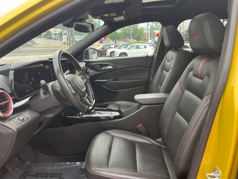 Used 2024 Chevrolet Trax RS w/ Sunroof Package FWD image 18