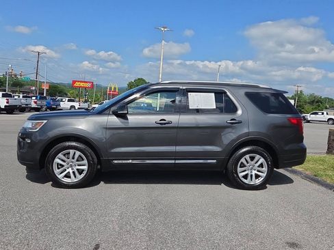 Used 2018 Ford Explorer XLT w/ Equipment Group 202A AWD/4WD image 6