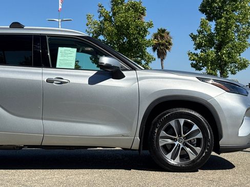 Used 2022 Toyota Highlander XLE AWD/4WD image 36