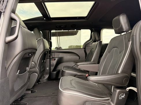 Used 2026 Chrysler Pacifica Limited FWD image 18