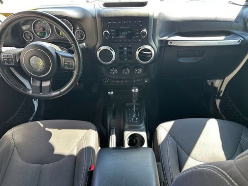 Used 2017 Jeep Wrangler Unlimited Sahara w/ Connectivity Group AWD/4WD image 18