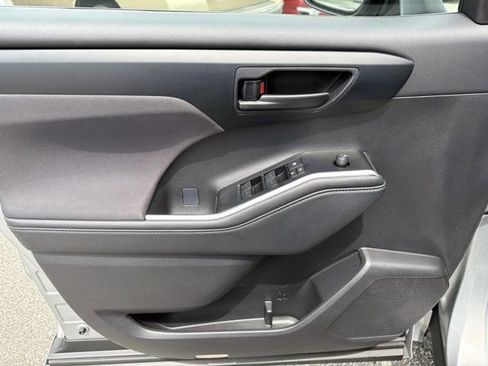 Used 2025 Toyota Highlander LE FWD image 7