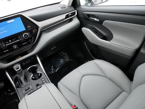 Used 2024 Toyota Highlander XLE image 11