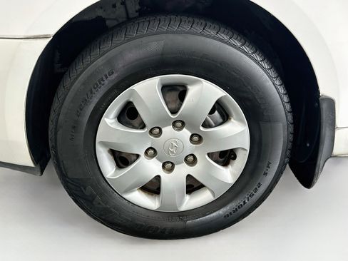 Used 2008 Hyundai Entourage GLS FWD image 11