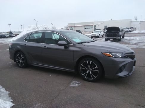 Used 2018 Toyota Camry SE image 4