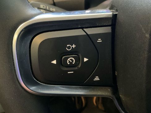 Certified 2023 Volvo XC40 B5 Plus AWD/4WD image 27