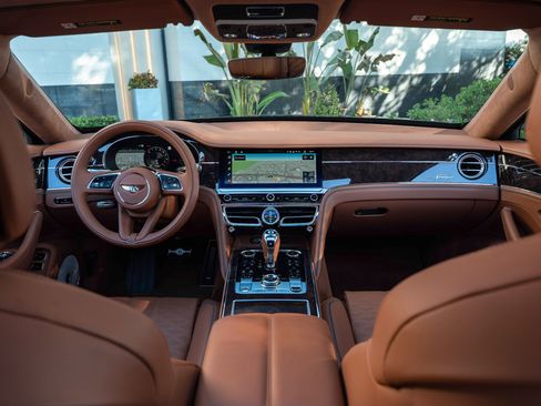 Used 2025 Bentley Flying Spur Plug-In Hybrid AWD/4WD image 4