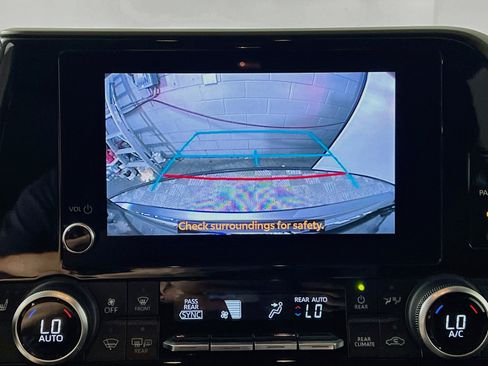 Used 2024 Toyota Highlander XLE FWD image 28