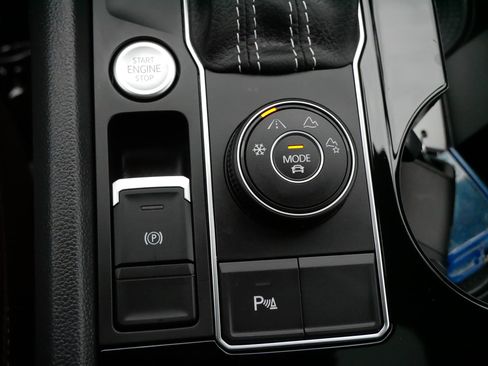 Certified 2022 Volkswagen Atlas SEL R-Line image 28