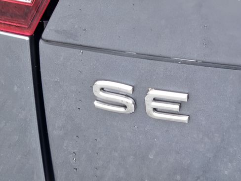 Used 2023 Volkswagen Tiguan SE w/ Panoramic Sunroof Package FWD image 32
