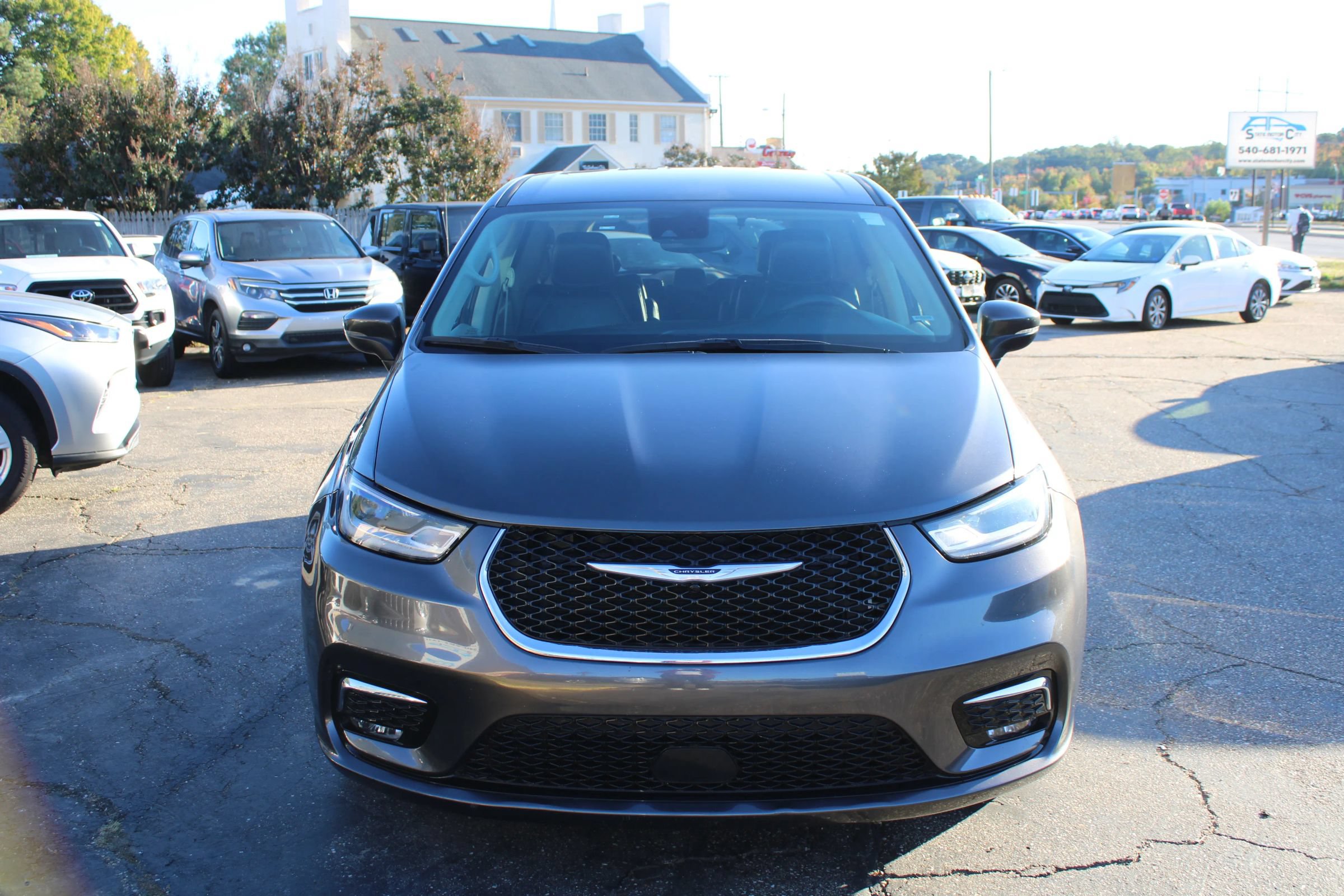 Used 2023 Chrysler Pacifica Touring-L FWD image 2