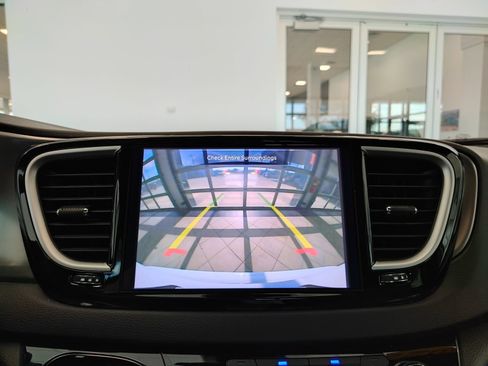 Used 2025 Chrysler Pacifica Select FWD image 24