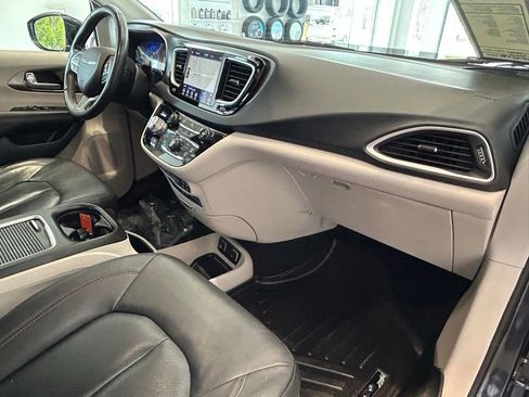 Used 2020 Chrysler Pacifica Touring-L Plus FWD image 33
