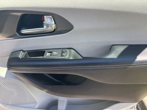 Used 2023 Chrysler Pacifica Touring-L FWD image 38