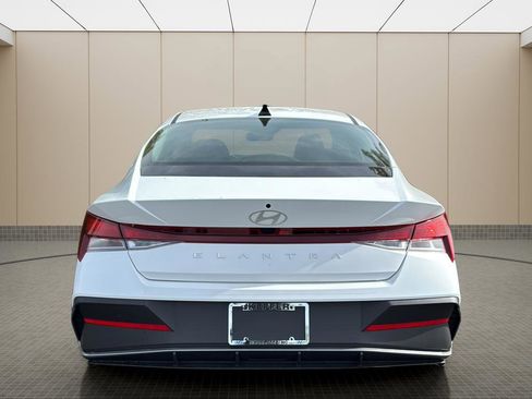 Certified 2025 Hyundai Elantra SE FWD image 4