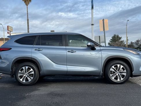 Used 2023 Toyota Highlander XLE image 7