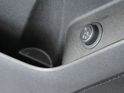 Used 2021 Chevrolet Equinox LT image 40