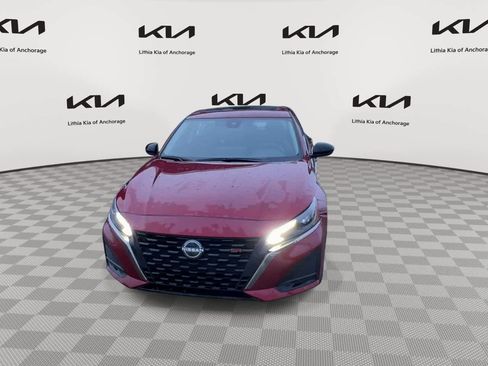 Used 2023 Nissan Altima 2.5 SR w/ SR Premium Package image 3