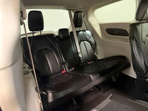 Used 2024 Chrysler Pacifica Touring-L image 69