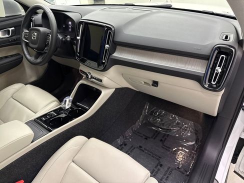 Used 2025 Volvo XC40 B5 Plus w/ Climate Package image 23