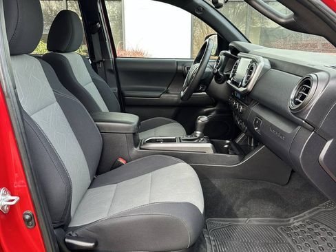 Used 2022 Toyota Tacoma TRD Off-Road w/ Technology Package AWD/4WD image 21
