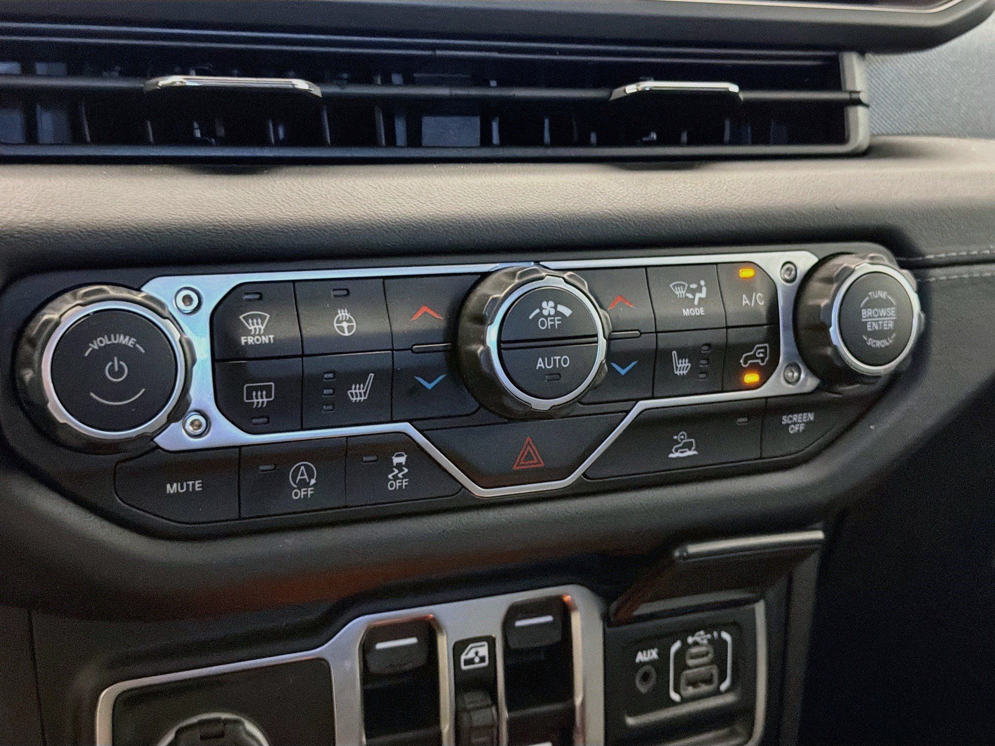 Used 2025 Jeep Wrangler Unlimited Sahara AWD/4WD image 10