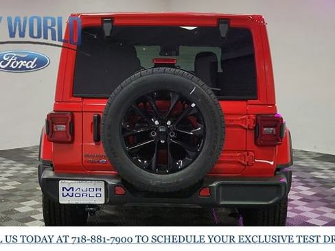 Used 2025 Jeep Wrangler Unlimited Sahara image 6